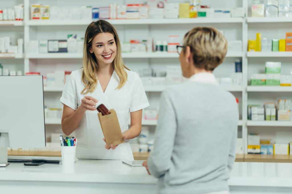 Achat de médicaments dans une pharmacie de Paris