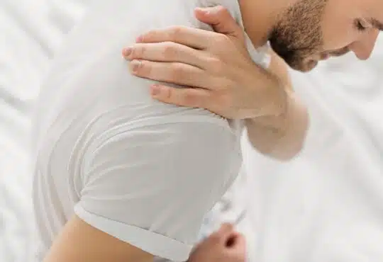 Apaiser une douleur à l'épaule nocturne stratégies et astuces efficaces