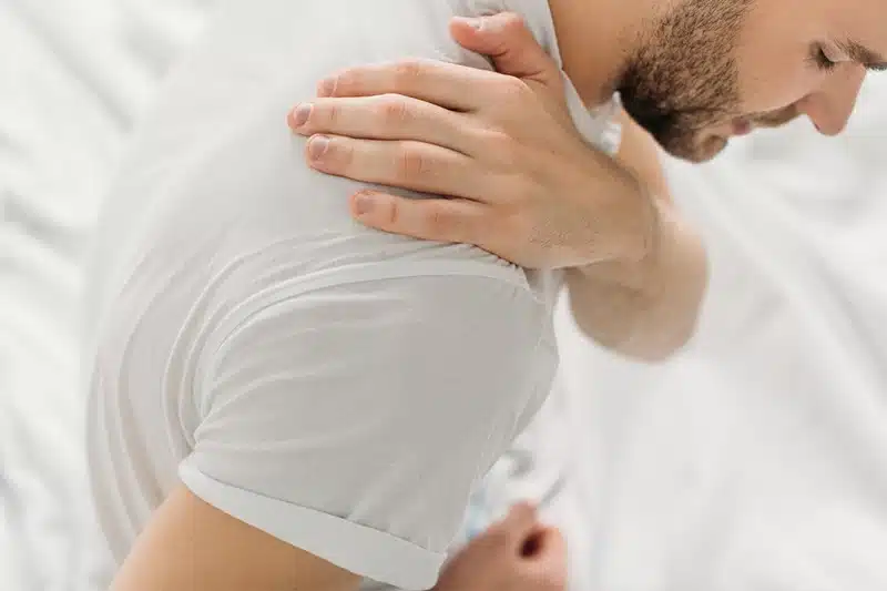 Apaiser une douleur à l'épaule nocturne stratégies et astuces efficaces