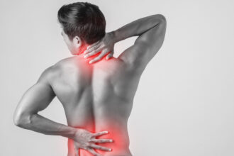 Douleur au milieu du dos et gêne respiratoire : quand consulter et comment être remboursé ?