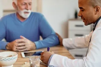 Mutuelle santé à l'approche de la retraite : ce qu'il faut vérifier avant de choisir