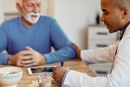 Mutuelle santé à l'approche de la retraite : ce qu'il faut vérifier avant de choisir